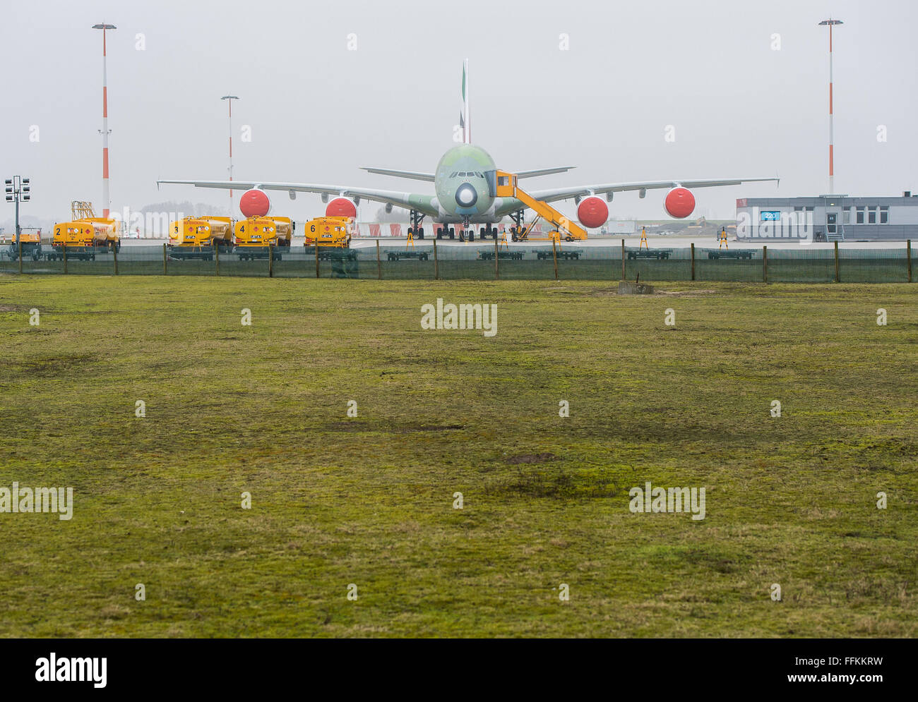 Hambourg, Allemagne. 12 Février, 2016. Un avion Airbus A380 à l'extérieur d'une usine à Hambourg, Allemagne, 12 février 2016. PHOTO : LUKAS SCHULZE/DPA/Alamy Live News Banque D'Images