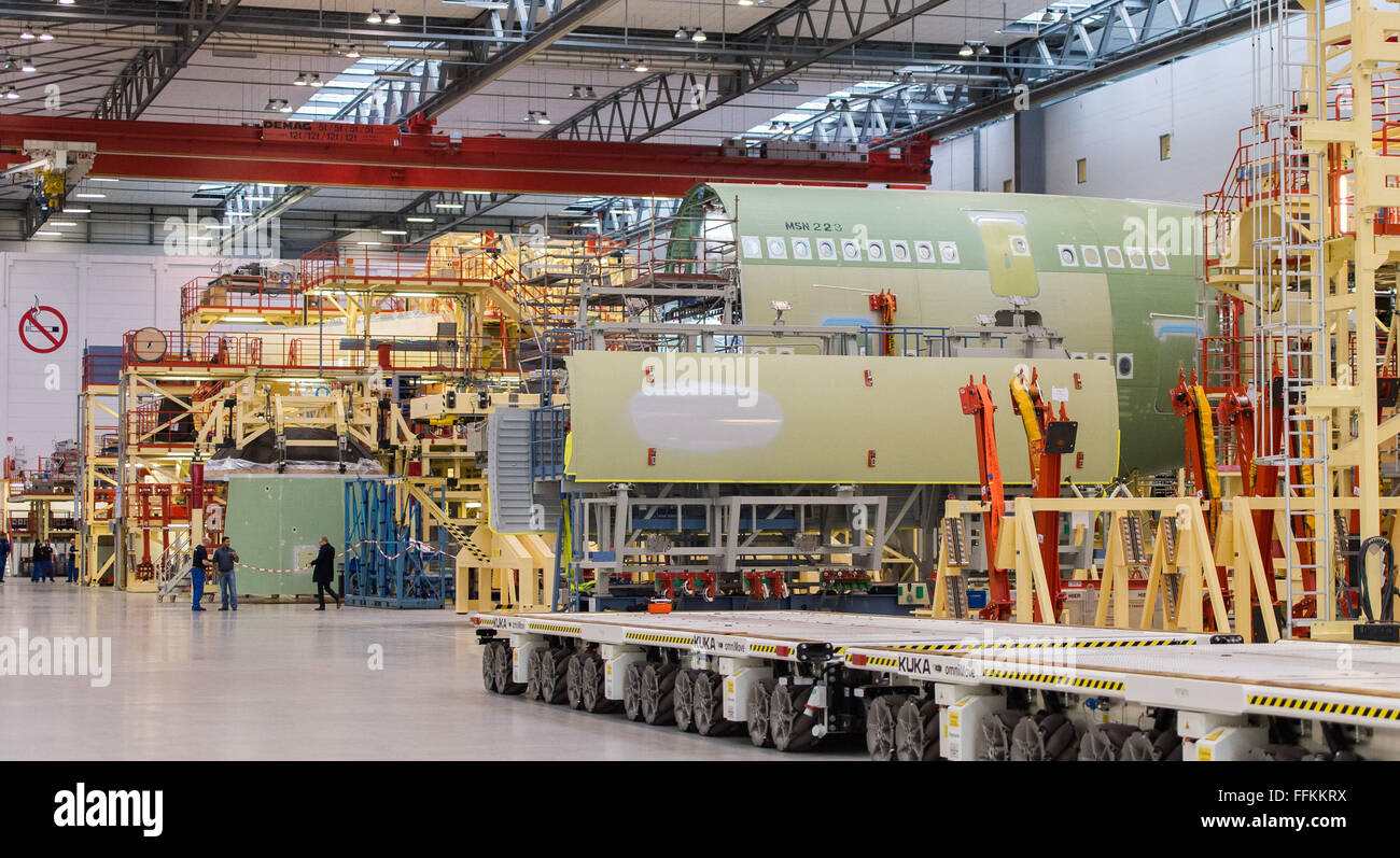 Hambourg, Allemagne. 12 Février, 2016. Les avions Airbus A380 sont assemblés dans une usine à Hambourg, Allemagne, 12 février 2016. PHOTO : LUKAS SCHULZE/DPA/Alamy Live News Banque D'Images