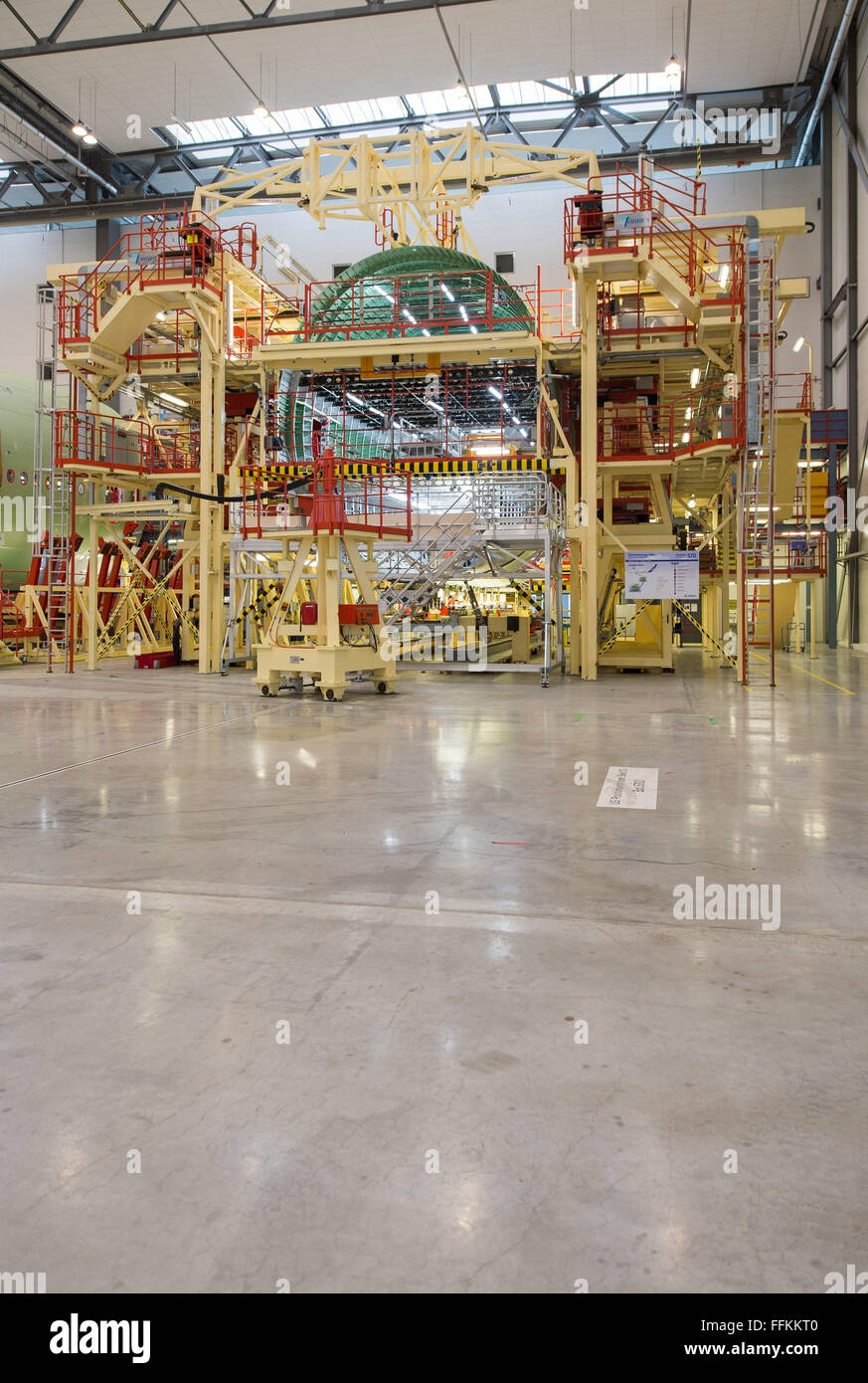 Hambourg, Allemagne. 12 Février, 2016. Les avions Airbus A380 sont assemblés dans une usine à Hambourg, Allemagne, 12 février 2016. PHOTO : LUKAS SCHULZE/DPA/Alamy Live News Banque D'Images
