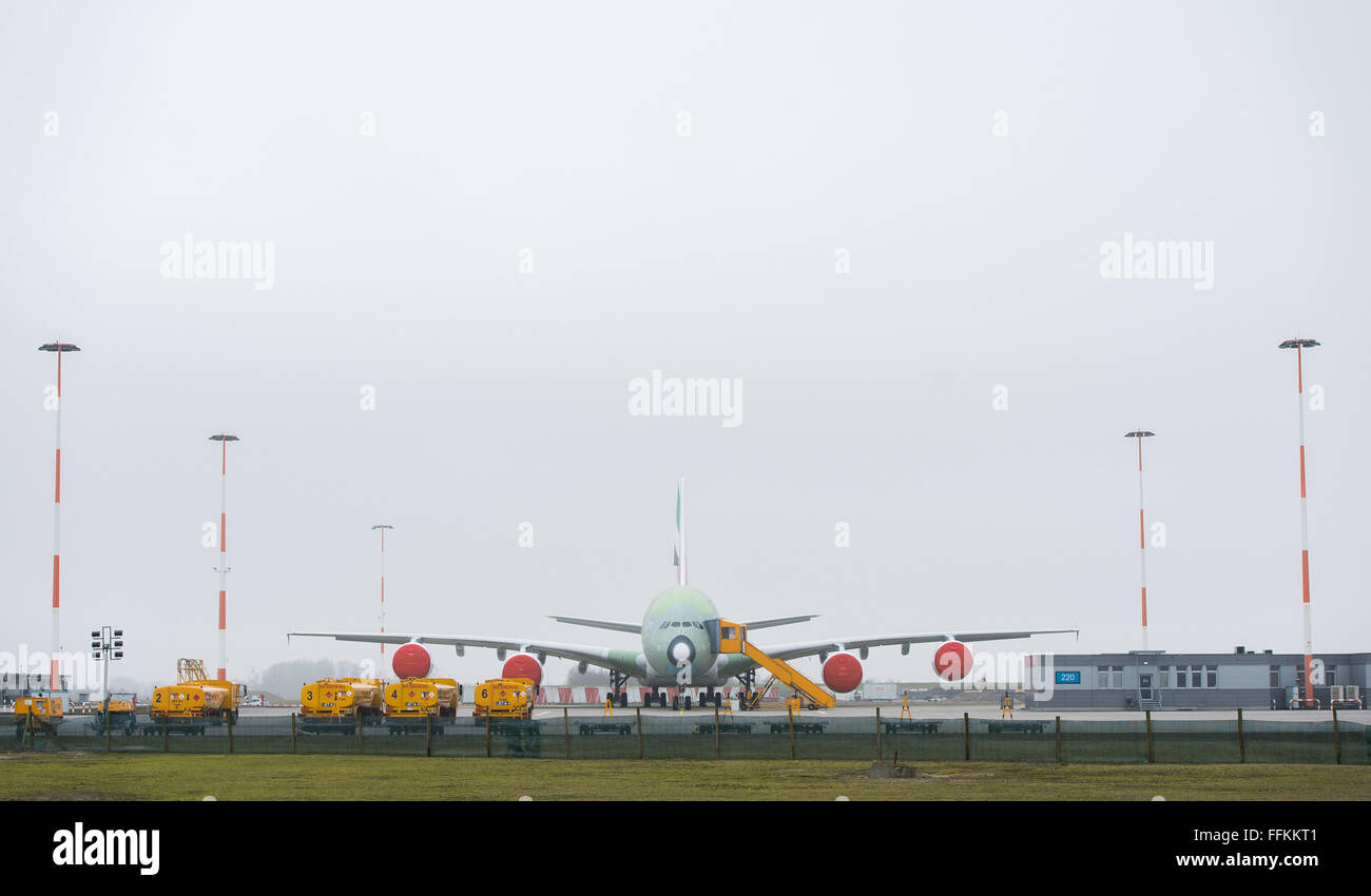 Hambourg, Allemagne. 12 Février, 2016. Un avion Airbus A380 à l'extérieur d'une usine à Hambourg, Allemagne, 12 février 2016. PHOTO : LUKAS SCHULZE/DPA/Alamy Live News Banque D'Images