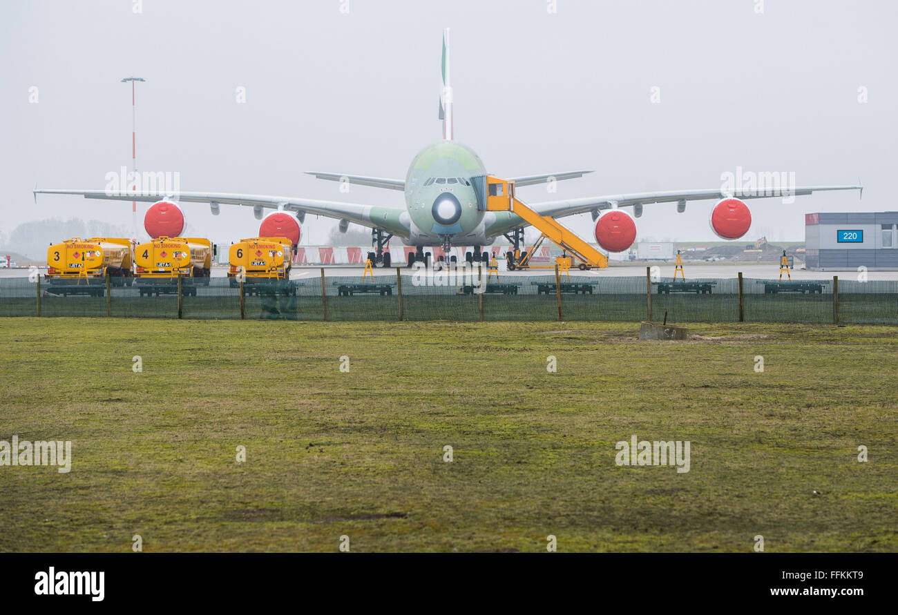 Hambourg, Allemagne. 12 Février, 2016. Un avion Airbus A380 à l'extérieur d'une usine à Hambourg, Allemagne, 12 février 2016. PHOTO : LUKAS SCHULZE/DPA/Alamy Live News Banque D'Images