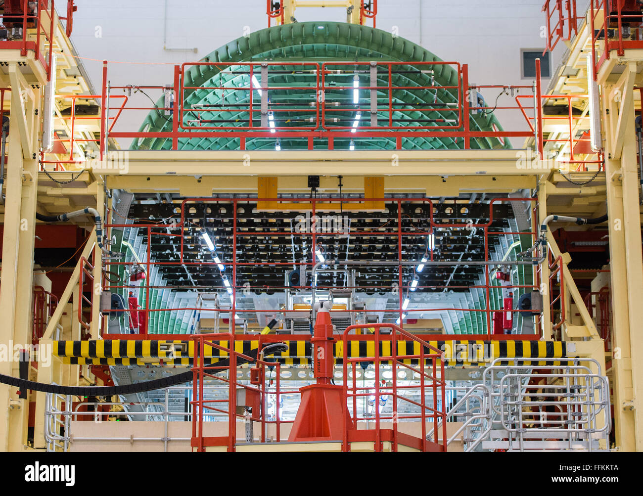 Hambourg, Allemagne. 12 Février, 2016. Les avions Airbus A380 sont assemblés dans une usine à Hambourg, Allemagne, 12 février 2016. PHOTO : LUKAS SCHULZE/DPA/Alamy Live News Banque D'Images