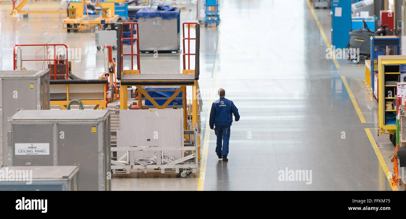 Hambourg, Allemagne. 12 Février, 2016. Un employé d'Airbus promenades dans une usine à Hambourg, Allemagne, 12 février 2016. PHOTO : LUKAS SCHULZE/DPA/Alamy Live News Banque D'Images