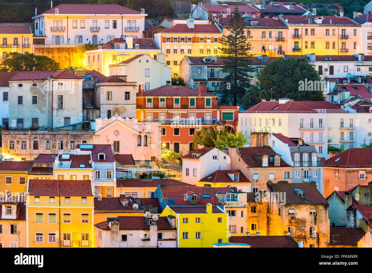 Lisbonne, Portugal bâtiments au crépuscule. Banque D'Images