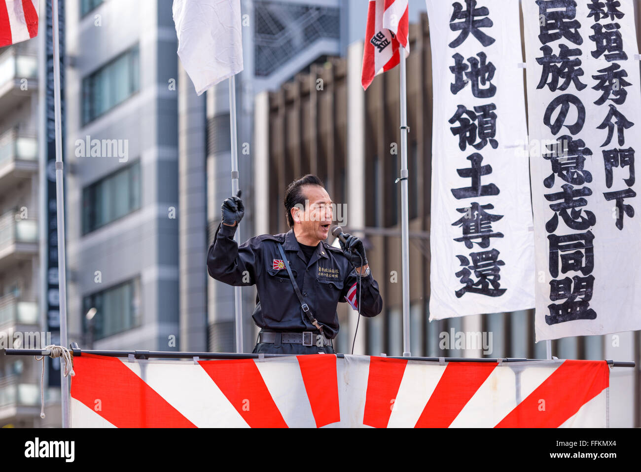 Un orateur de droite donne un discours public dans le quartier Asakusa de Tokyo, Japon. Banque D'Images