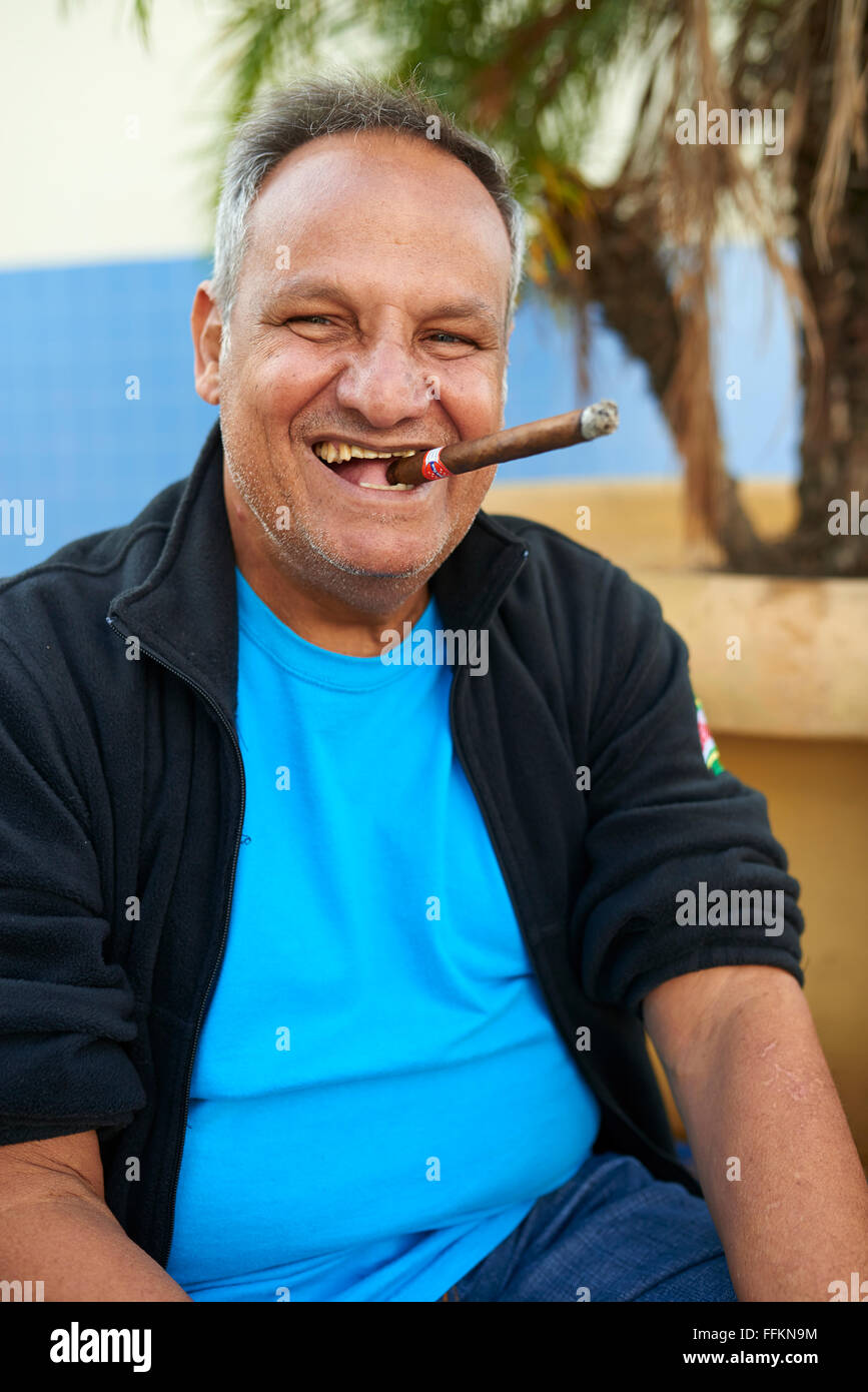 Portrait d'un Américain qui fume un cigare à Miami Banque D'Images