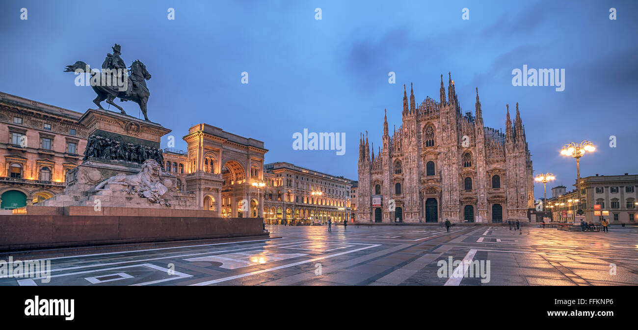 Milan, Italie : La Piazza del Duomo, la place de la cathédrale dans le lever du soleil Banque D'Images