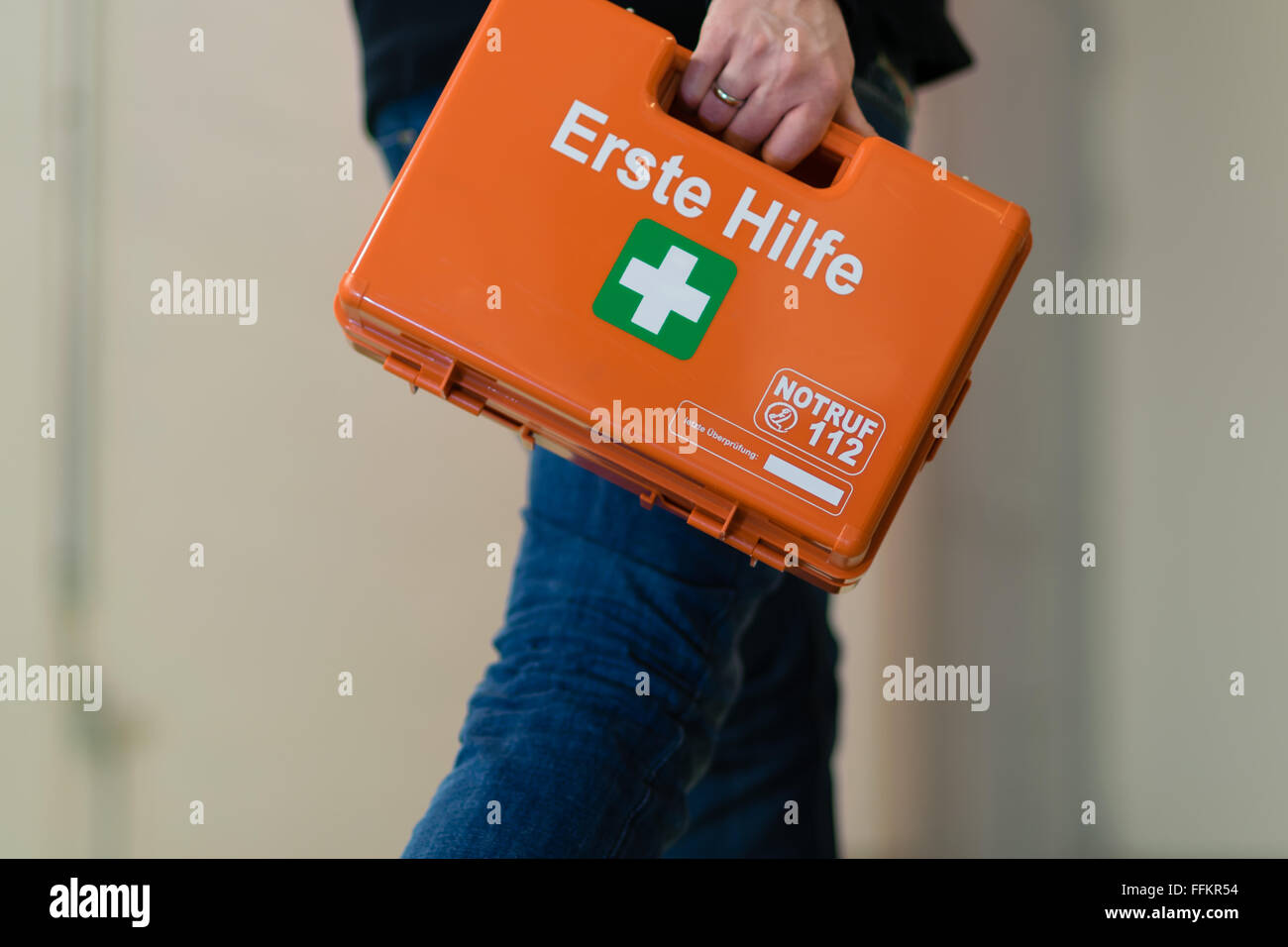 Les premiers soins après un accident du travail. Avec de premiers secours Trousse de premiers soins, de l'Allemagne. Banque D'Images