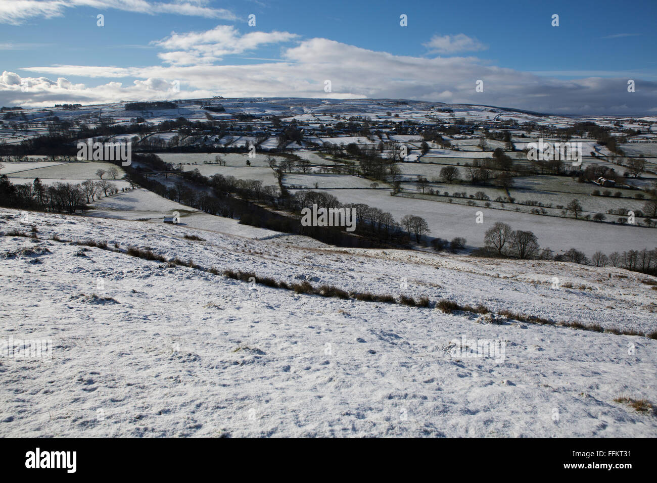 Champs de neige dans la région de Teesdale dans le comté de Durham, Angleterre. La Rivière Tees traverse le cadre. Banque D'Images