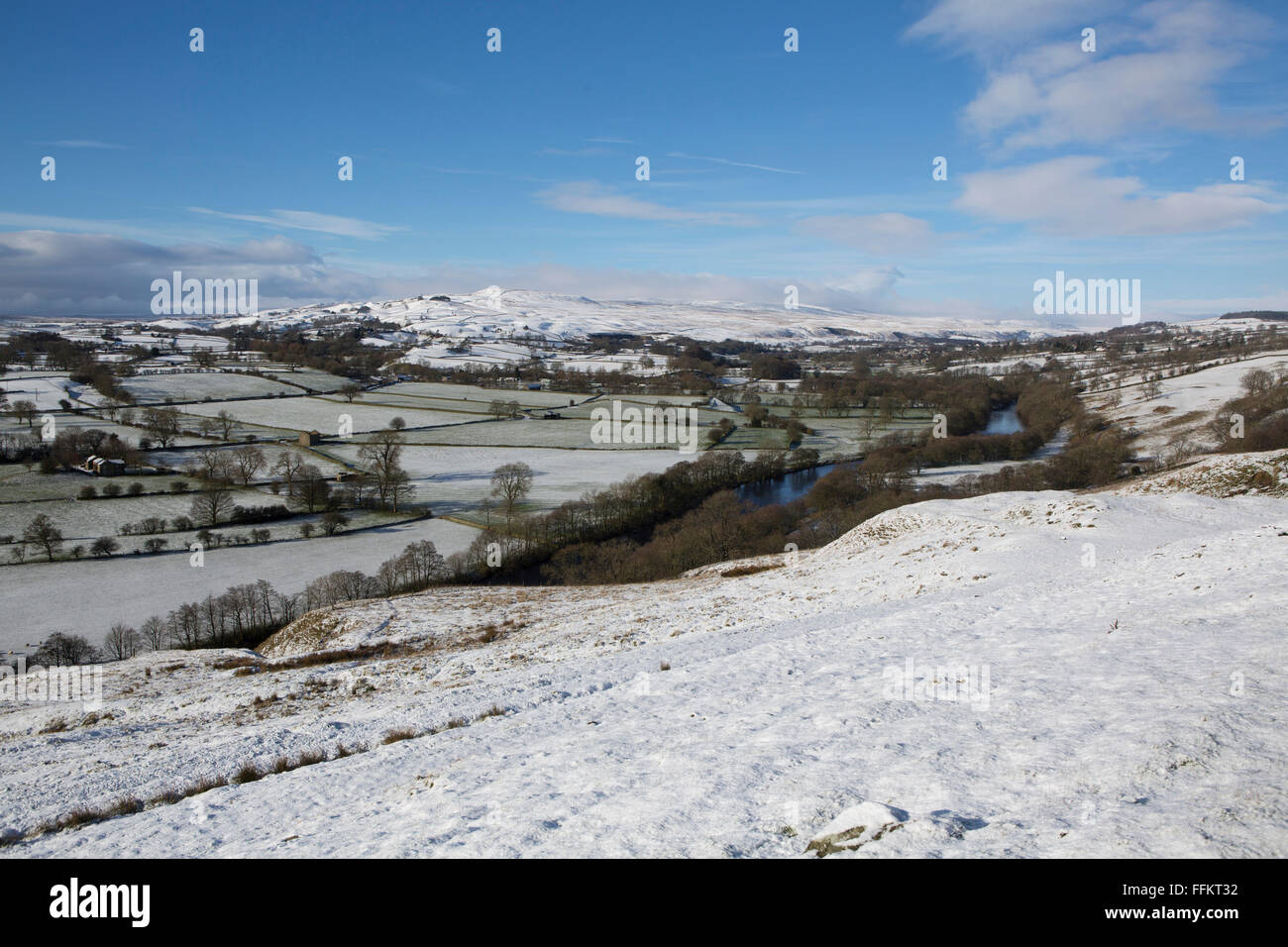 Campagne enneigée au Upper Teesdale dans le comté de Durham, Angleterre. La Rivière Tees traverse le cadre. Banque D'Images