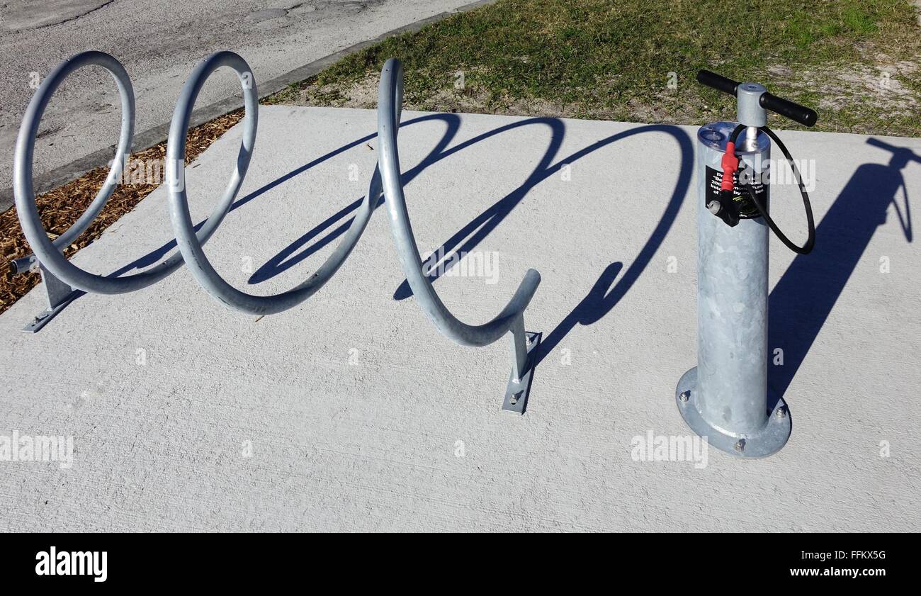 Support à bicyclettes et pompe pneumatique pour un usage public, Cassen Park, Jacksonville, Floride Banque D'Images