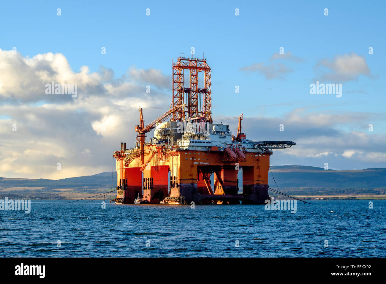 Le dirigeant d'une plate-forme pétrolière flotte dans l'Estuaire de Cromarty dans les montagnes de l'Ecosse lors d'une journée ensoleillée. Banque D'Images