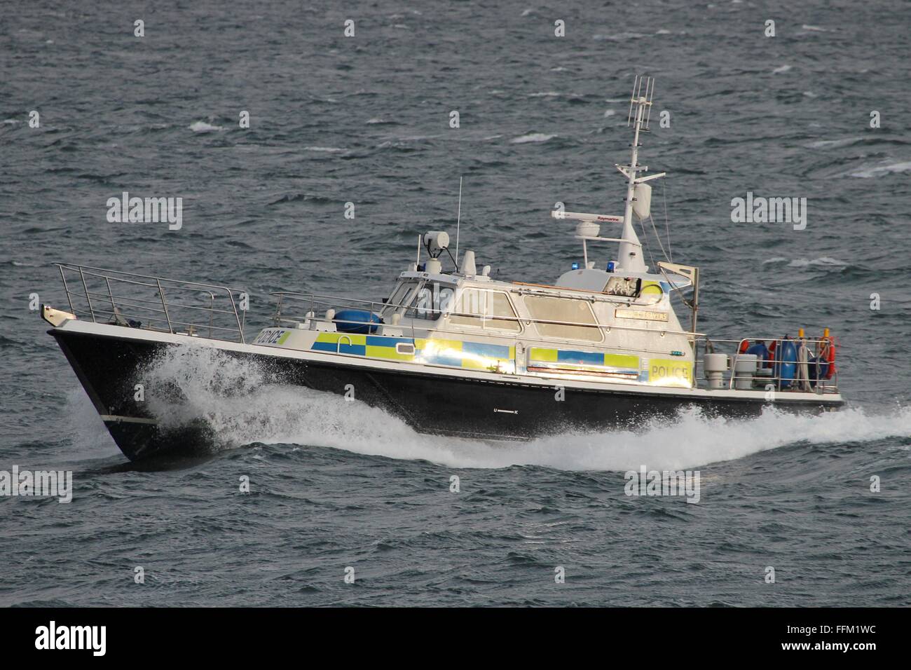 Sir Paul Travers, un MoD vedette de police, assurer la surveillance et l'escorte au cours de l'exercice Joint Warrior 14-1. Banque D'Images