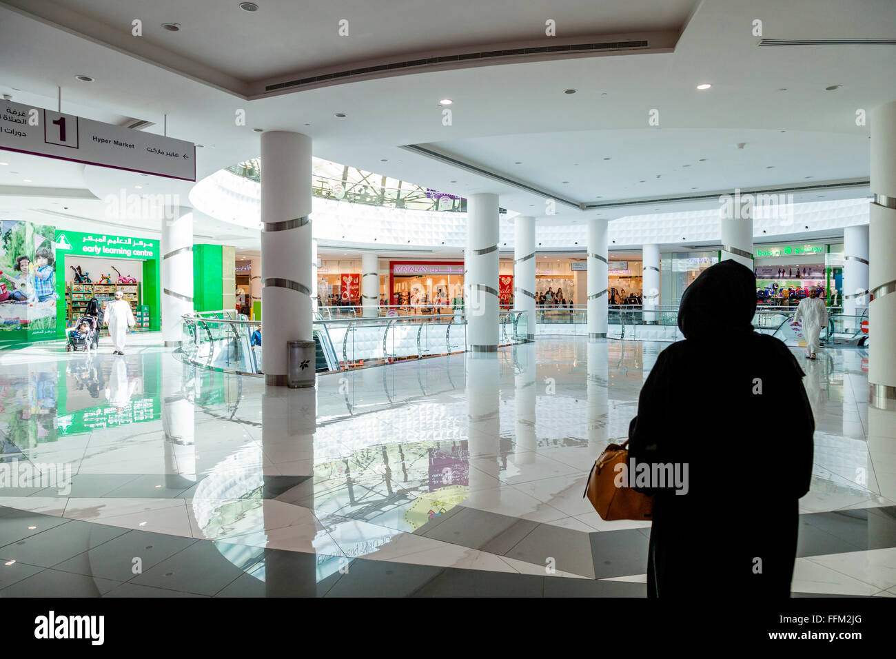 Peuple omanais de shopping dans le centre commercial Avenues Oman, Muscat, Sultanat d'Oman Banque D'Images