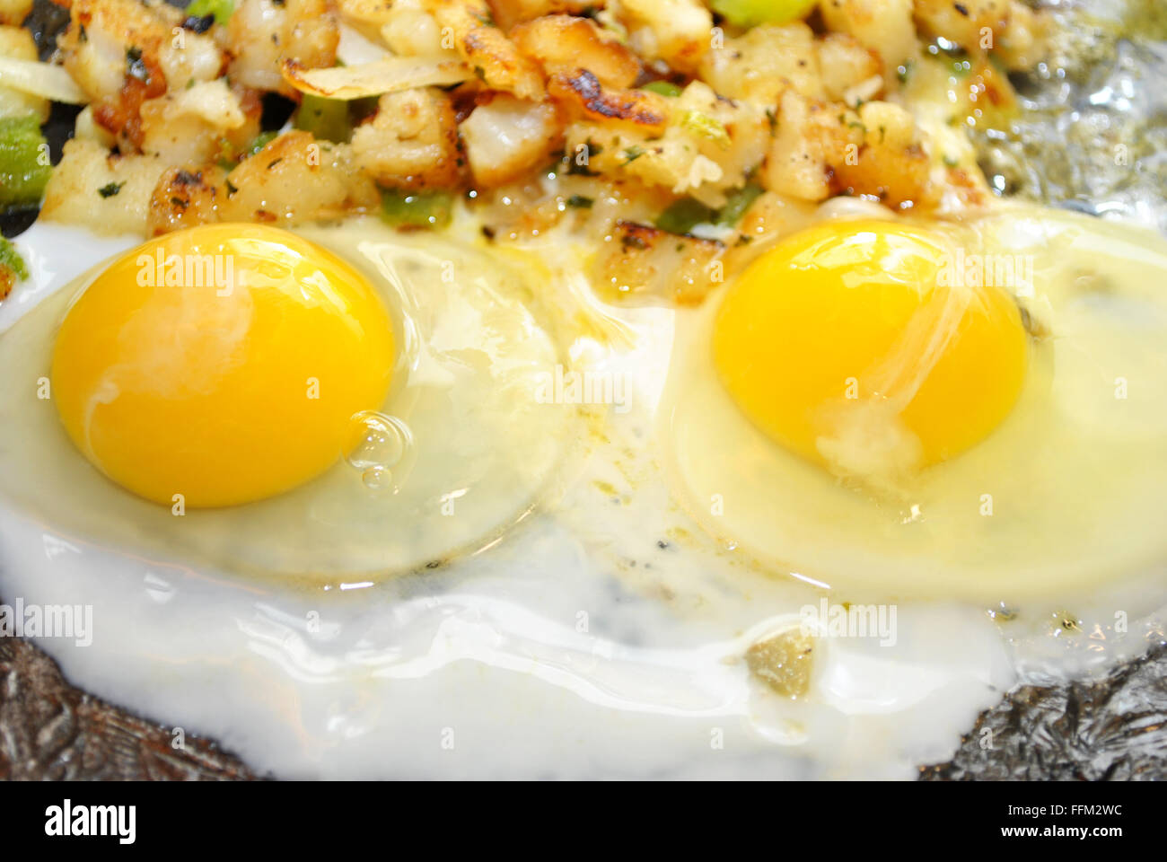 Plus de deux oeufs facile dans une casserole de cuisson Banque D'Images