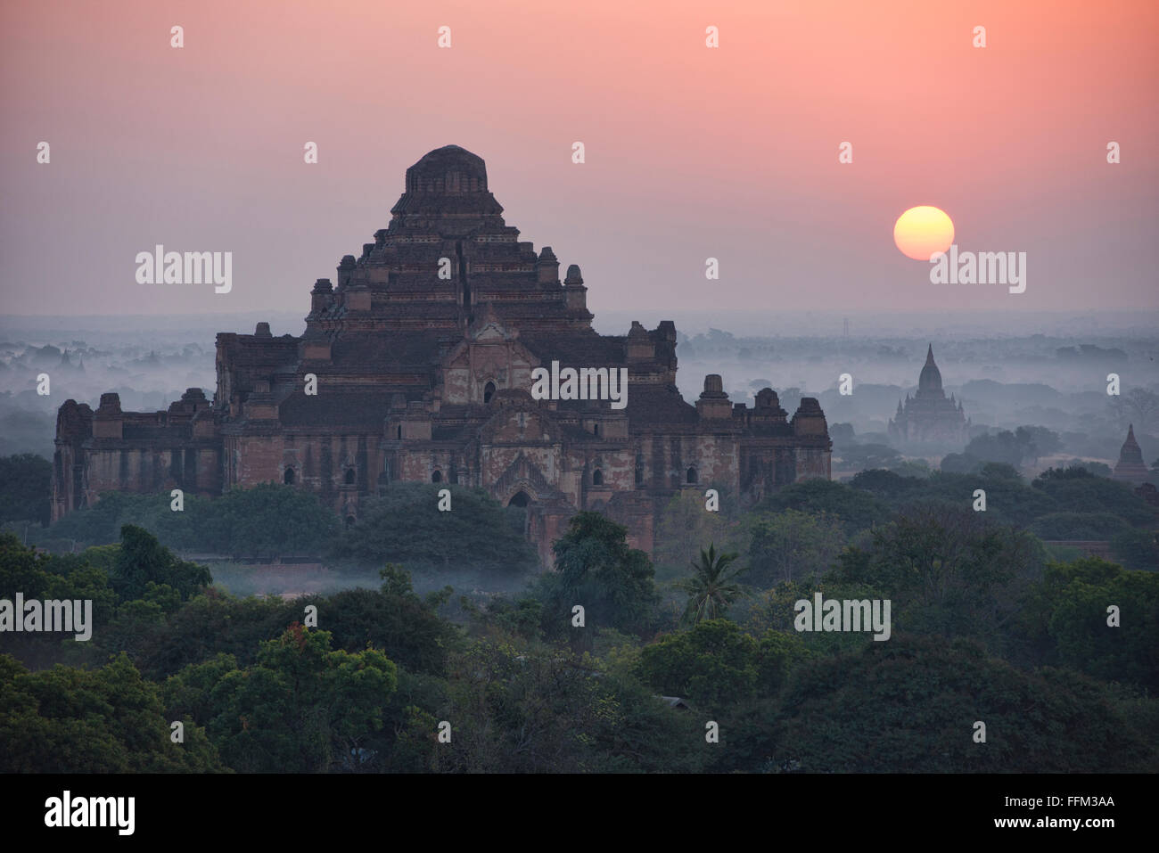 Coucher de soleil sur le temple Dhammayangyi, Bagan, Myanmar Banque D'Images