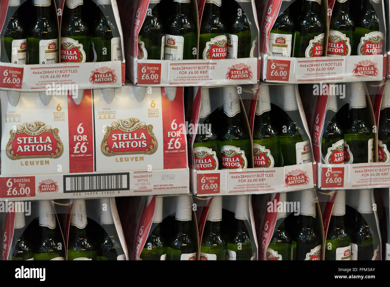 Bouteilles de bière Stella Artois empilées dans des boîtes. Banque D'Images