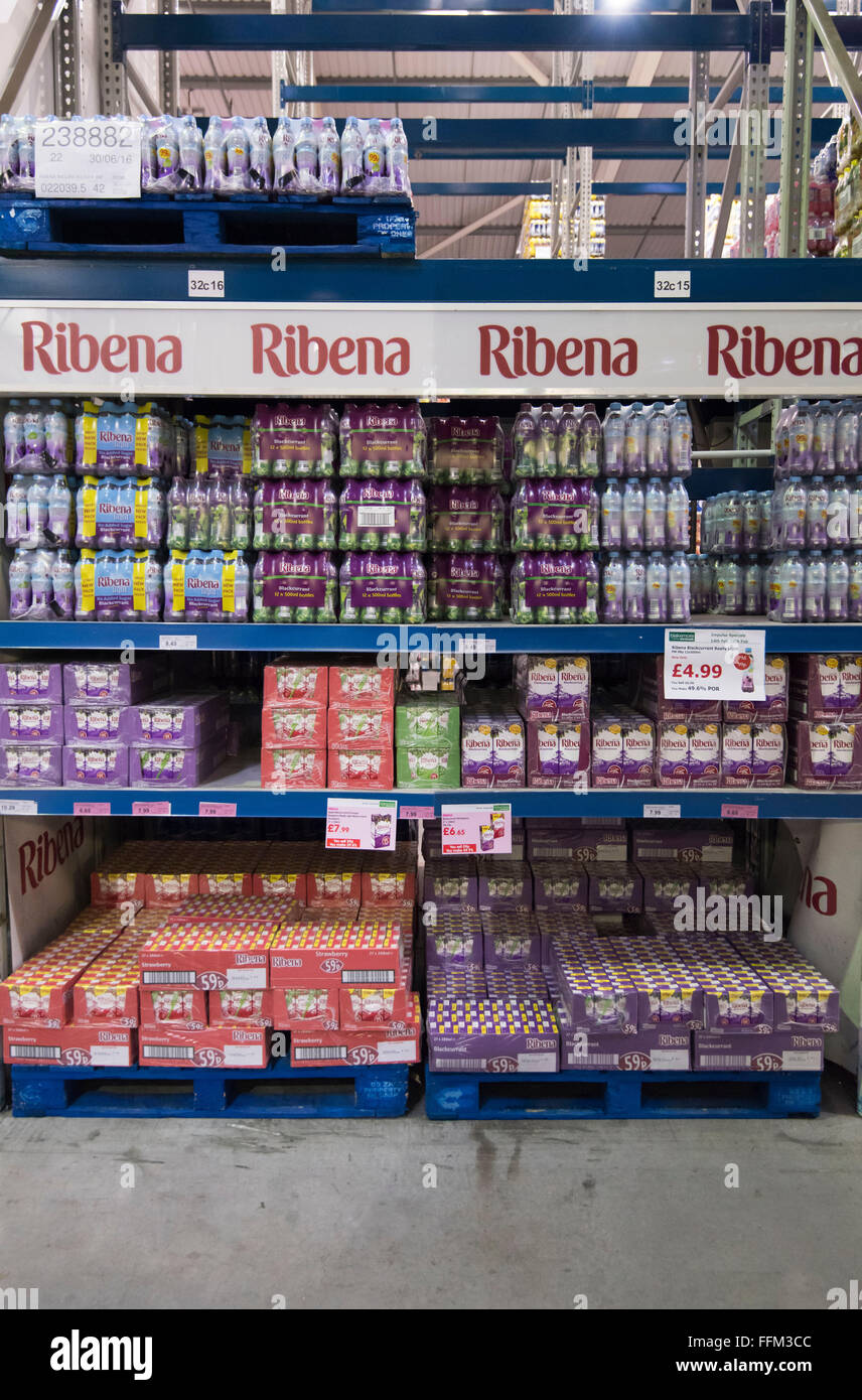 Boîtes de boissons gazeuses sucrées Ribena dans un entrepôt de stockage. Banque D'Images