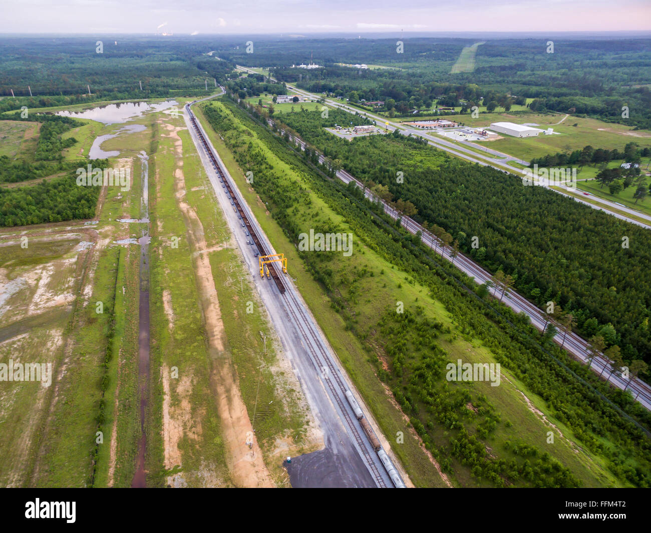 Vue aérienne - vue de drones de wagons sur les voies ferrées en Alabama prêts à être chargés sur les côtés de l'ar Banque D'Images