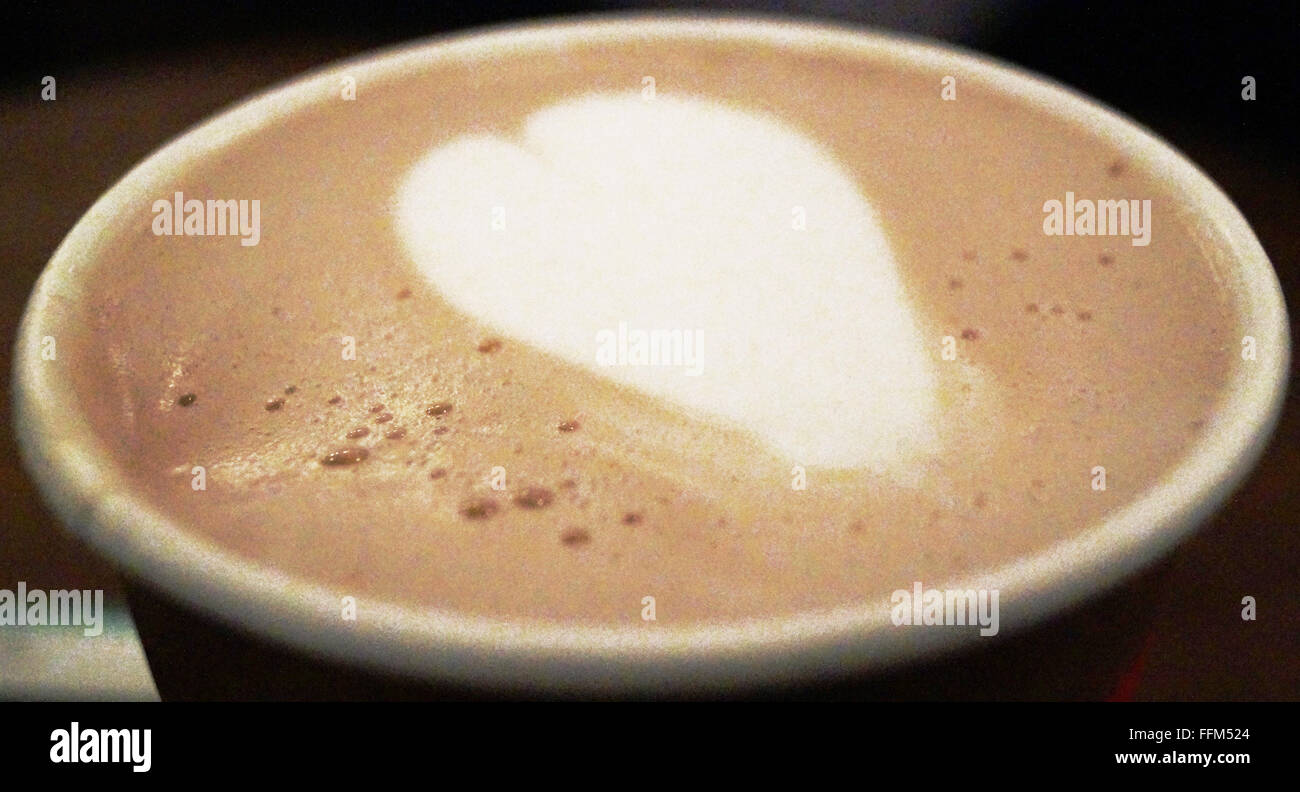 Lorsque j'ai commandé un chocolat chaud et le gars fait la mousse en forme de cœur. Banque D'Images