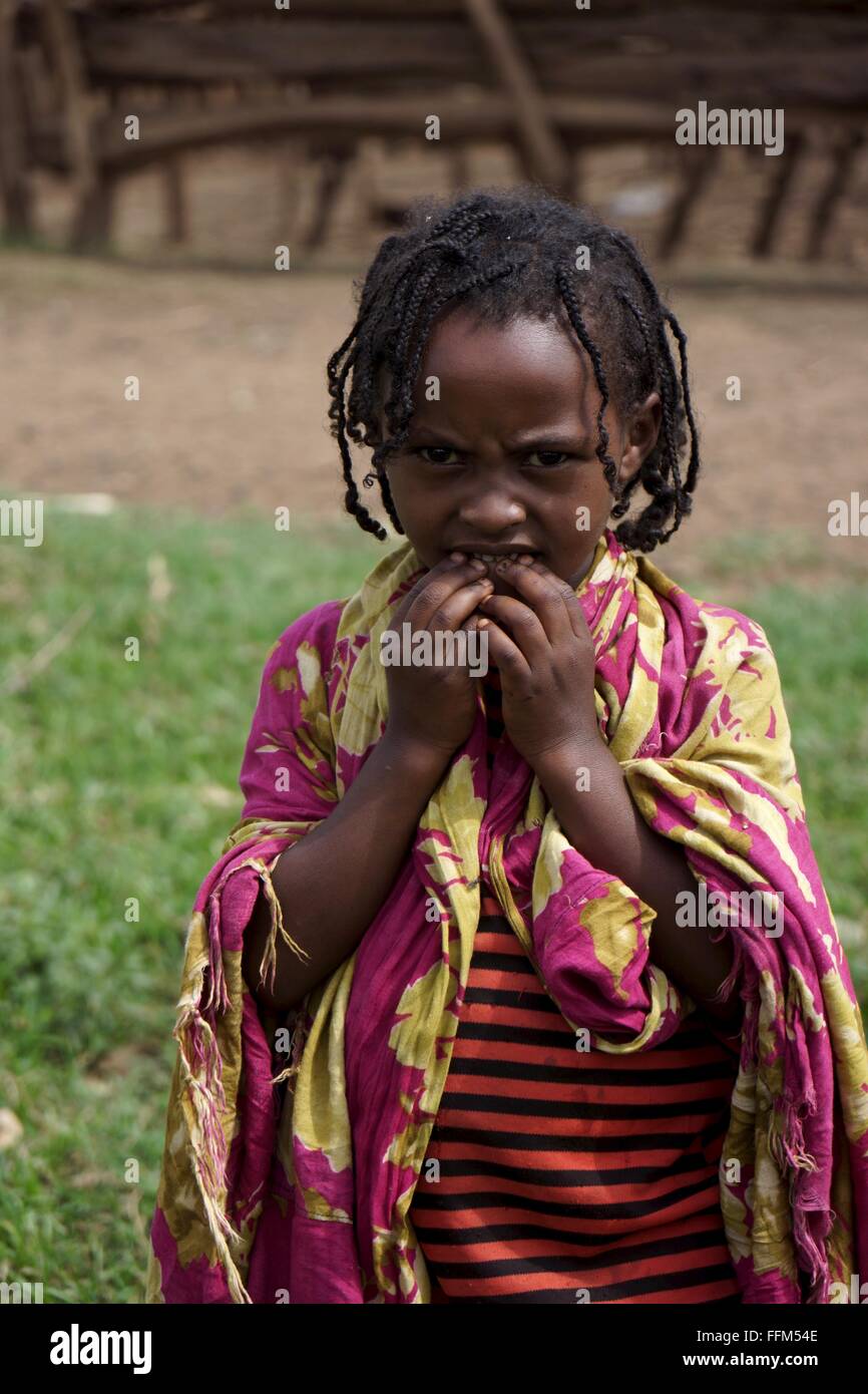 Une Éthiopienne couvre sa bouche Banque D'Images
