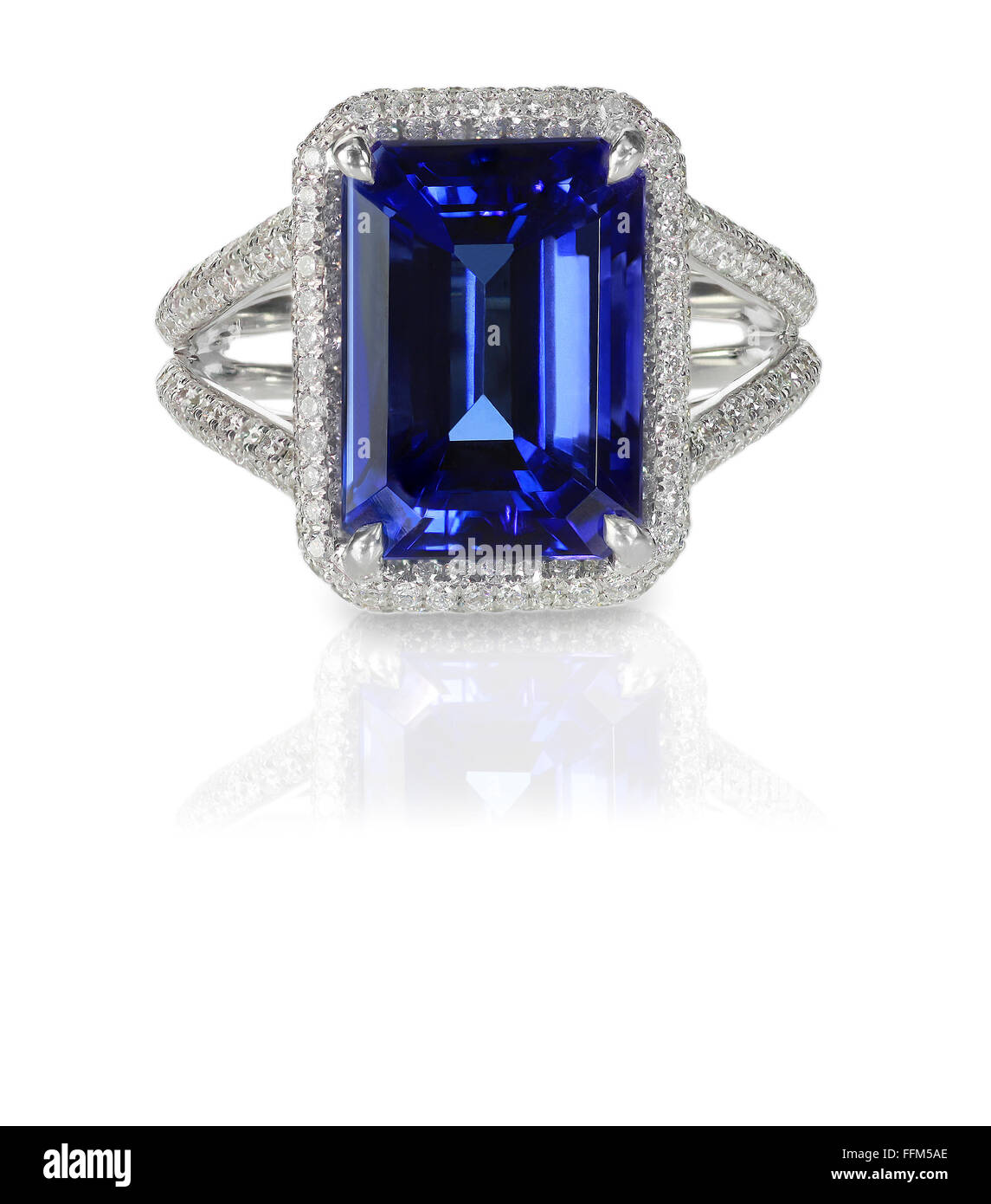 Grand emerald cut engagement bleu saphir bague fashion cocktail avec réglage de halo et d'ouvrir les diamants Banque D'Images