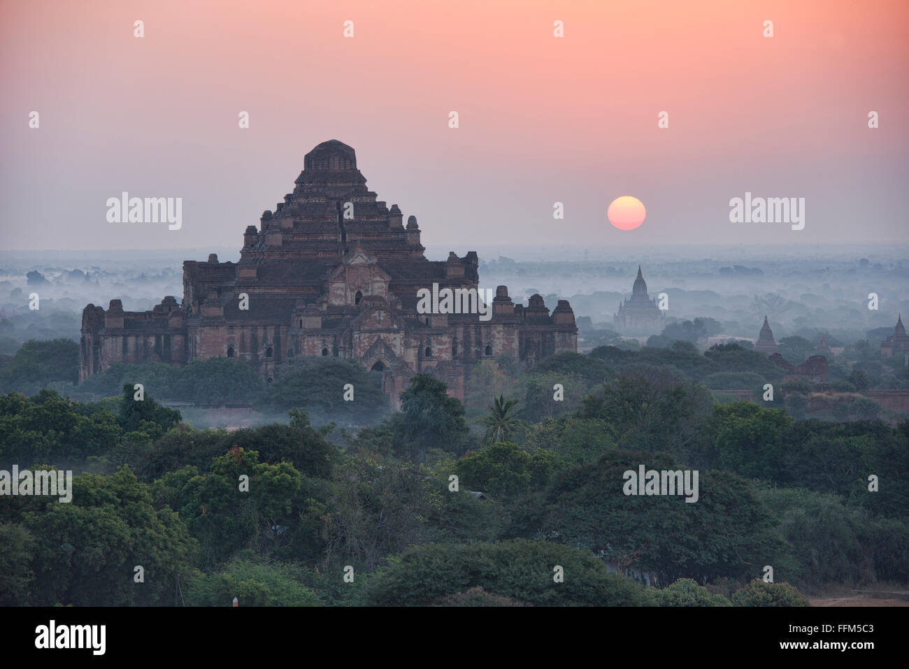 Coucher de soleil sur le temple Dhammayangyi, Bagan, Myanmar Banque D'Images