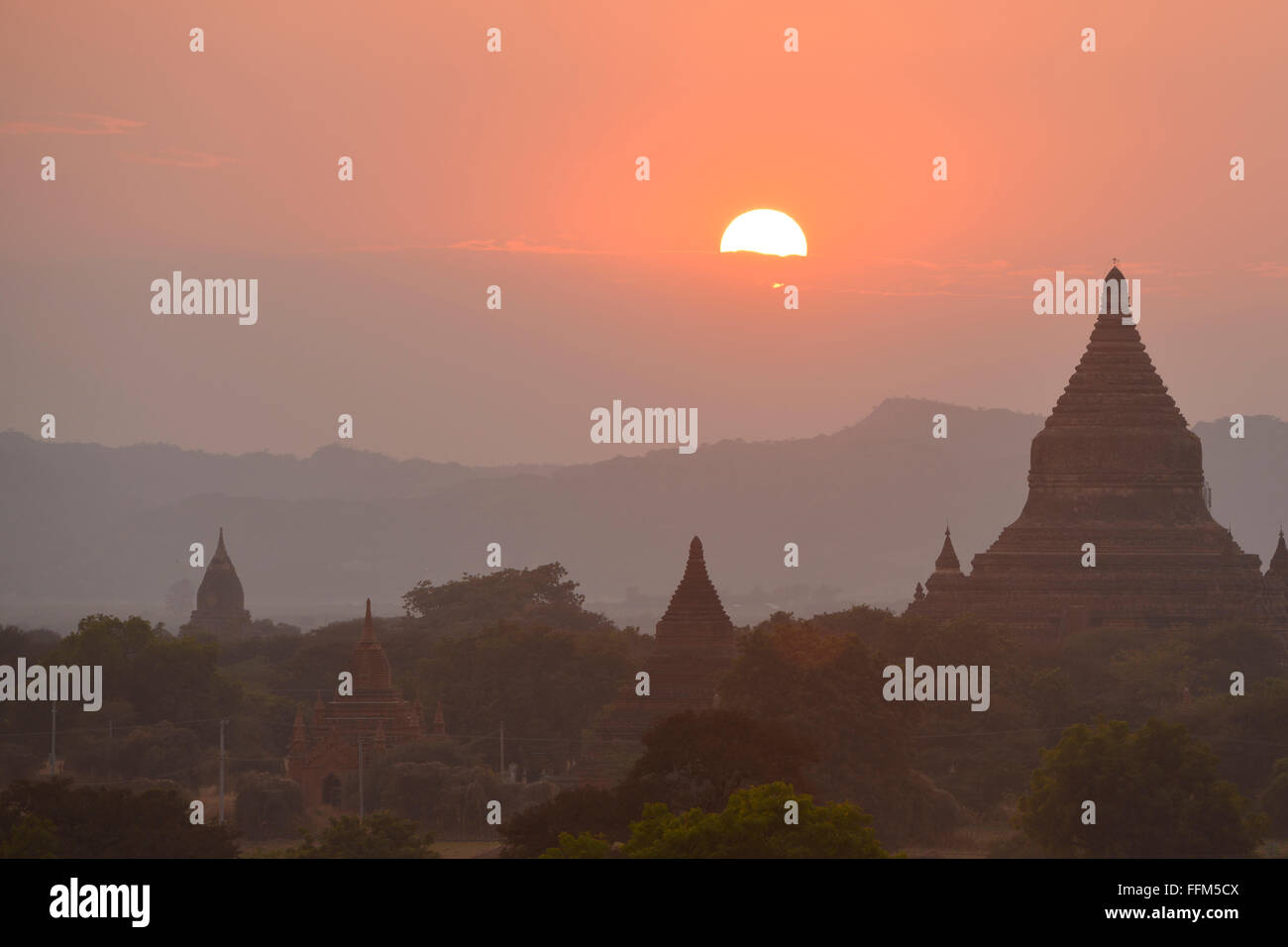 Coucher du soleil sur les temples de Bagan, Myanmar Banque D'Images