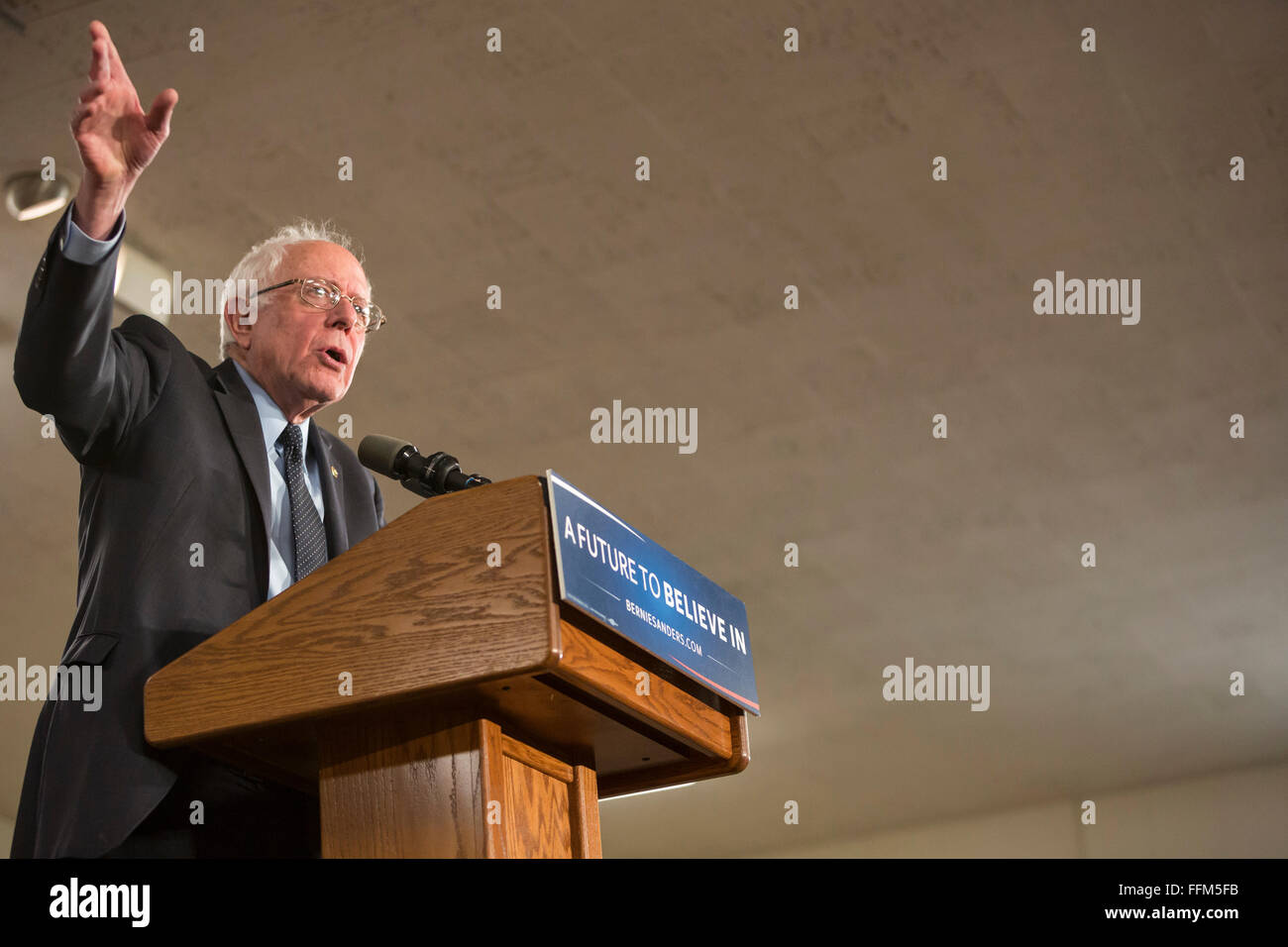 Dearborn, Michigan USA. 15 février 2016. Candidat présidentiel Bernie Sanders parle avec les membres de l'organisation des travailleurs de l'automobile et d'autres partisans de l'Union Local 600 de l'UAW hall. Crédit : Jim West/Alamy Live News Banque D'Images