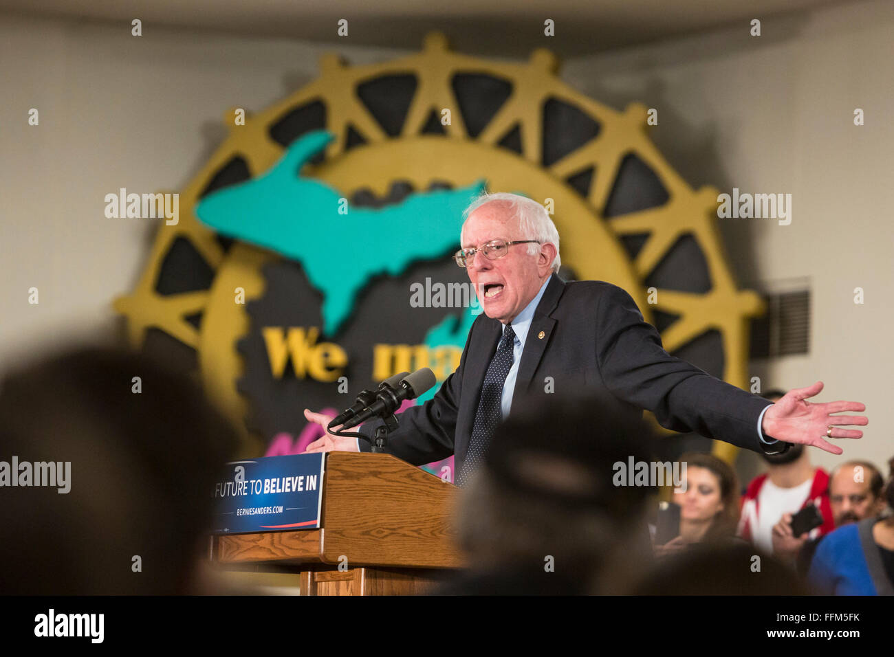 Dearborn, Michigan USA. 15 février 2016. Candidat présidentiel Bernie Sanders parle avec les membres de l'organisation des travailleurs de l'automobile et d'autres partisans de l'Union Local 600 de l'UAW hall. Crédit : Jim West/Alamy Live News Banque D'Images