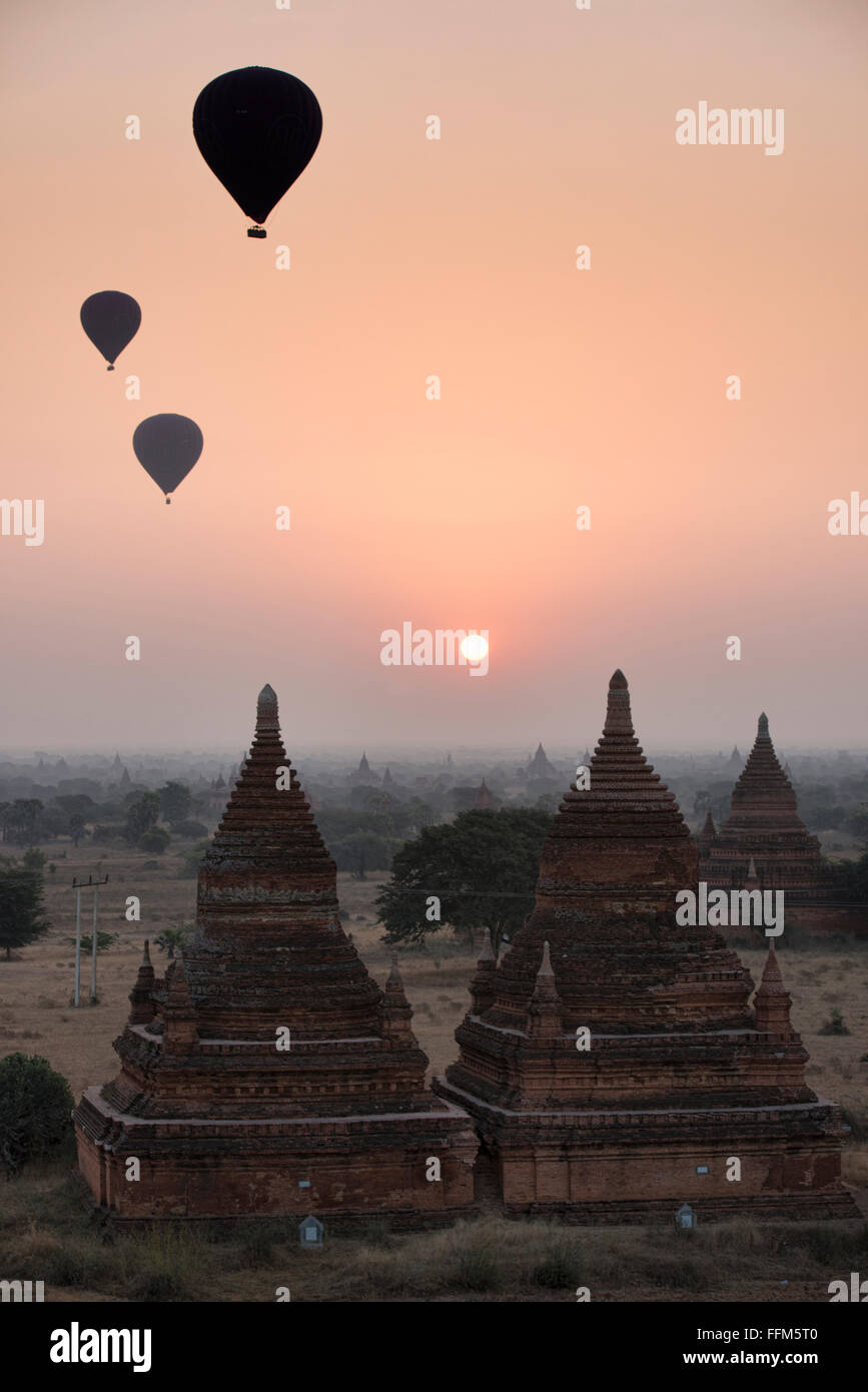 Ballons volent sur les temples de Bagan, Myanmar au lever du soleil Banque D'Images