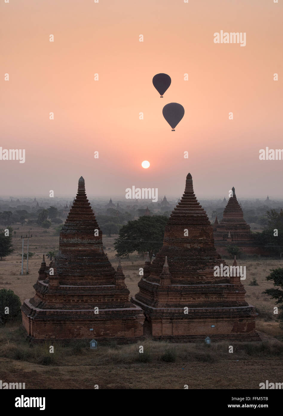 Ballons volent sur les temples de Bagan, Myanmar au lever du soleil Banque D'Images