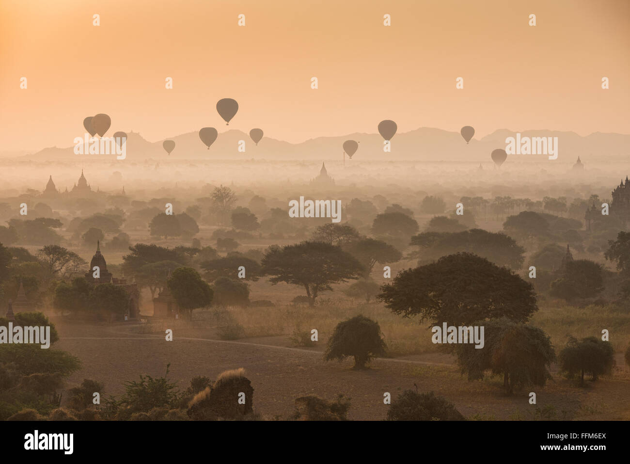 Ballons volent sur les temples de Bagan, Myanmar au lever du soleil Banque D'Images