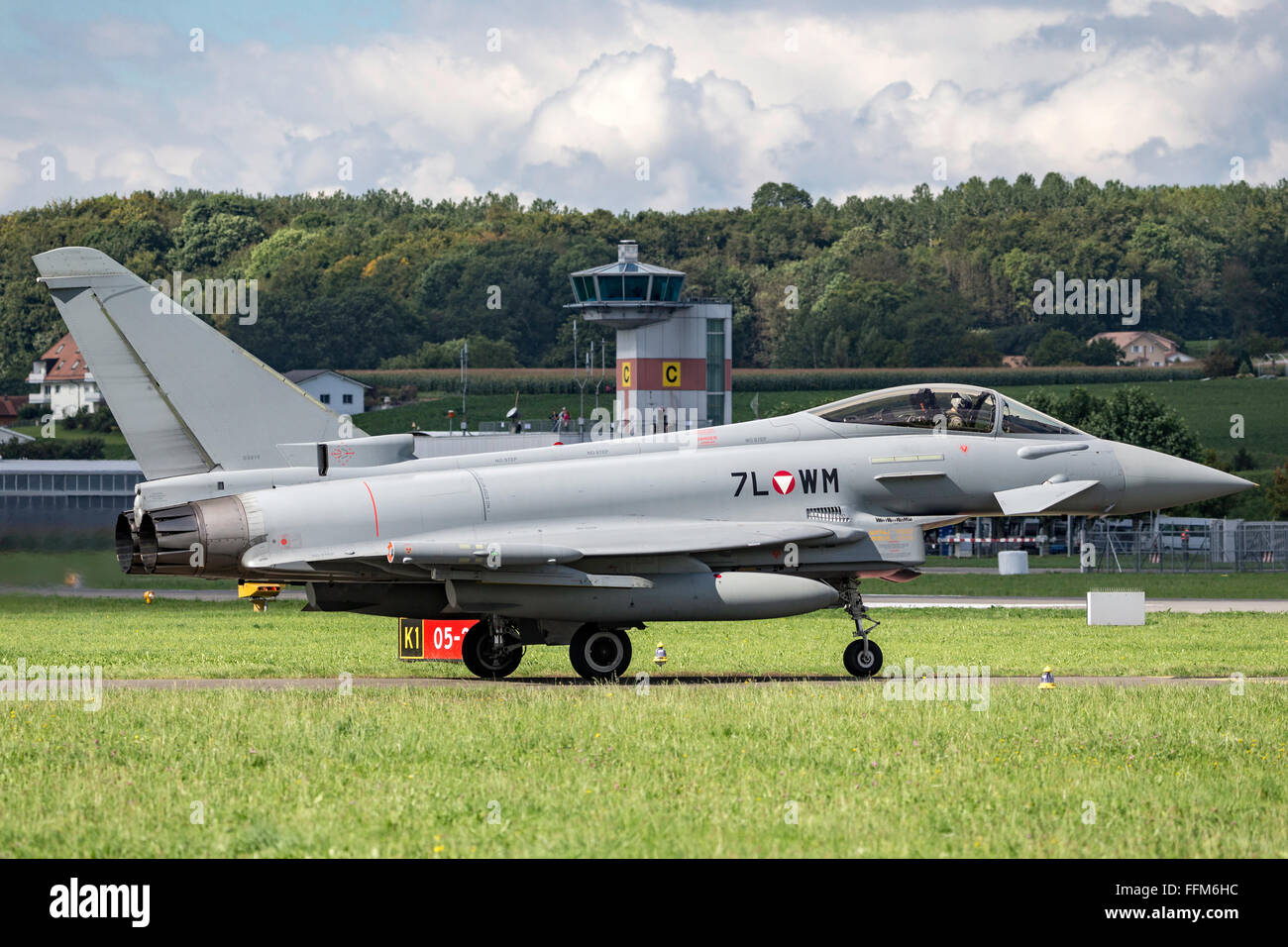 Austrian Air force Eurofighter EF-2000 Typhoon S 7L-WM de taxi à une base aérienne militaire en Suisse. Banque D'Images