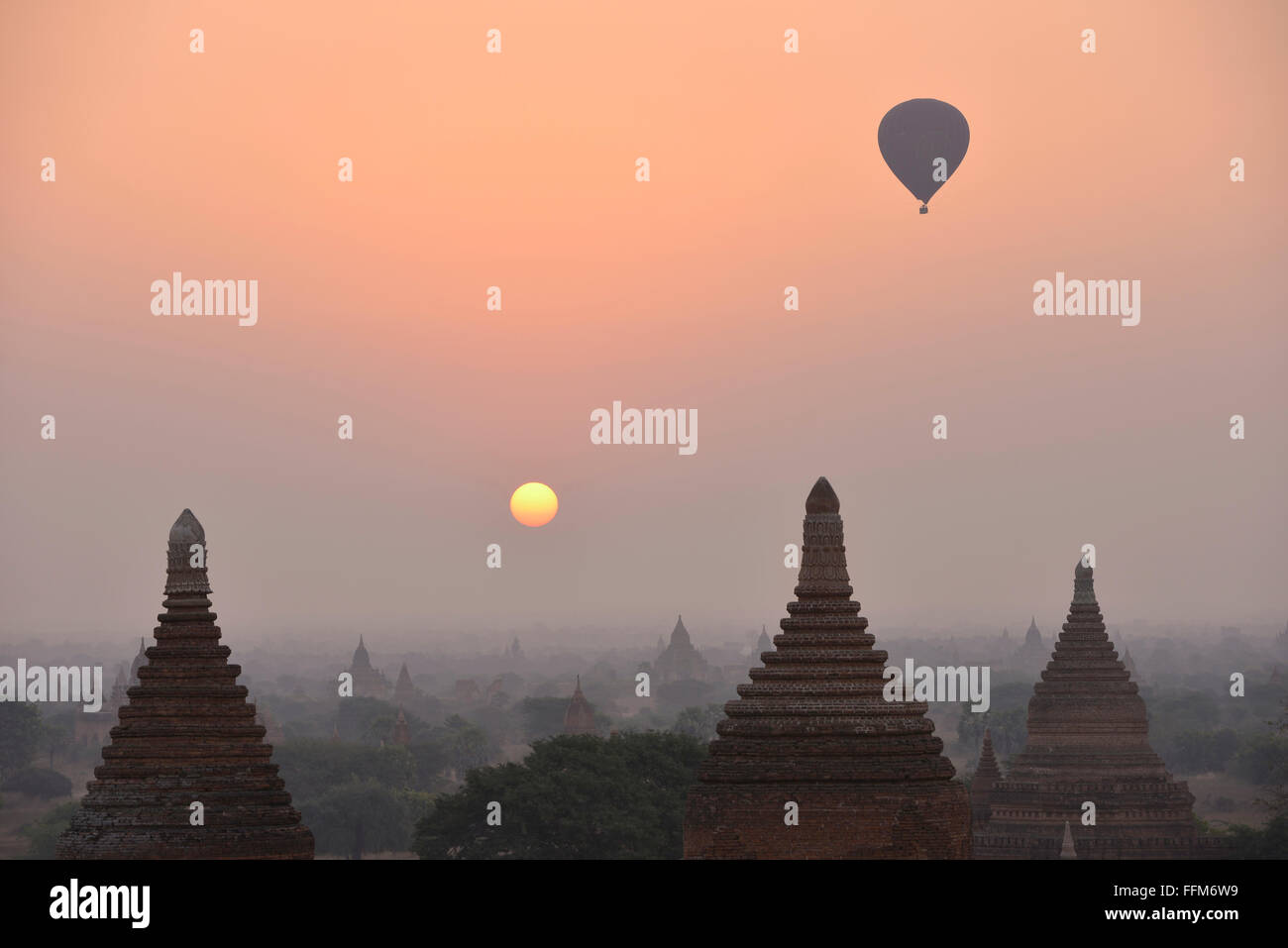 Ballon vole sur les temples de Bagan, Myanmar au lever du soleil Banque D'Images