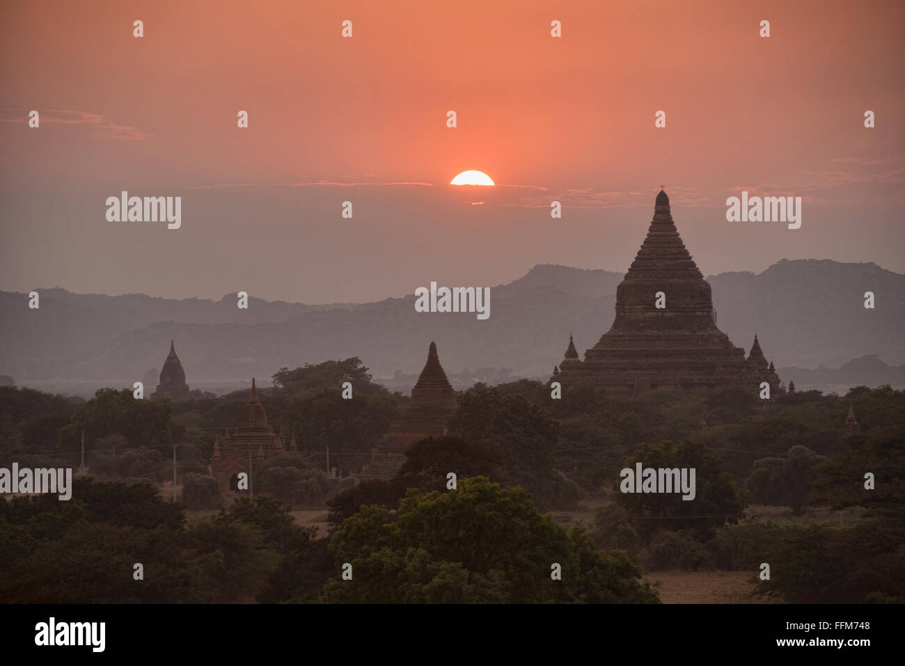 Coucher du soleil sur les temples de Bagan, Myanmar Banque D'Images