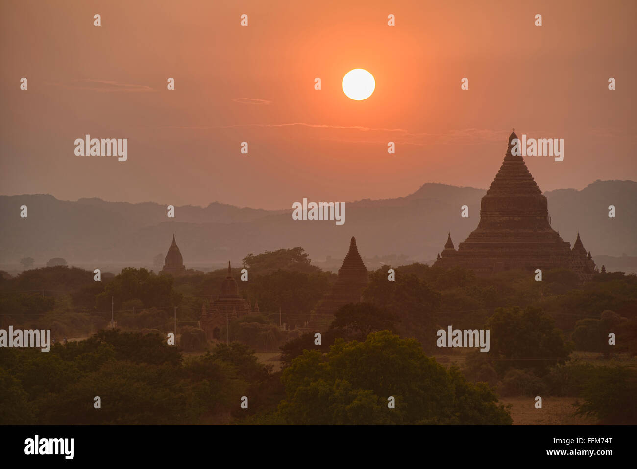 Coucher du soleil sur les temples de Bagan, Myanmar Banque D'Images