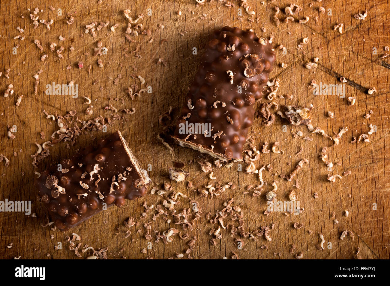 Barre de chocolat avec le caramel et l'écrou à fond de bois sur wafer Banque D'Images