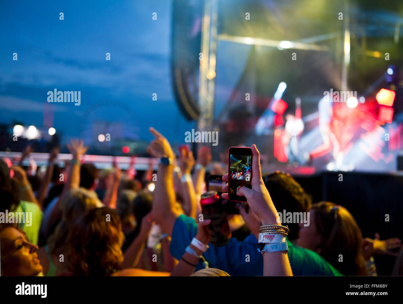 Une foule de personnes lors d'un concert avec les mains et les caméras de téléphone dans l'air, Myrtle Beach, Caroline du Sud Banque D'Images