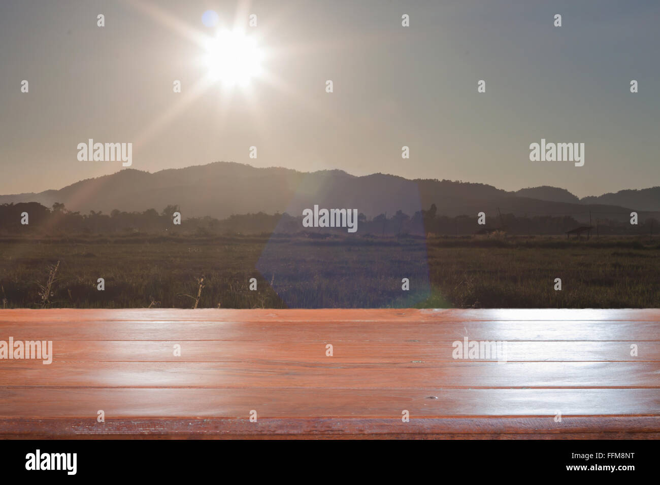 Ancienne table en bois vide haut avec le lever du soleil et l'arrière-plan sur le terrain, stock photo Banque D'Images