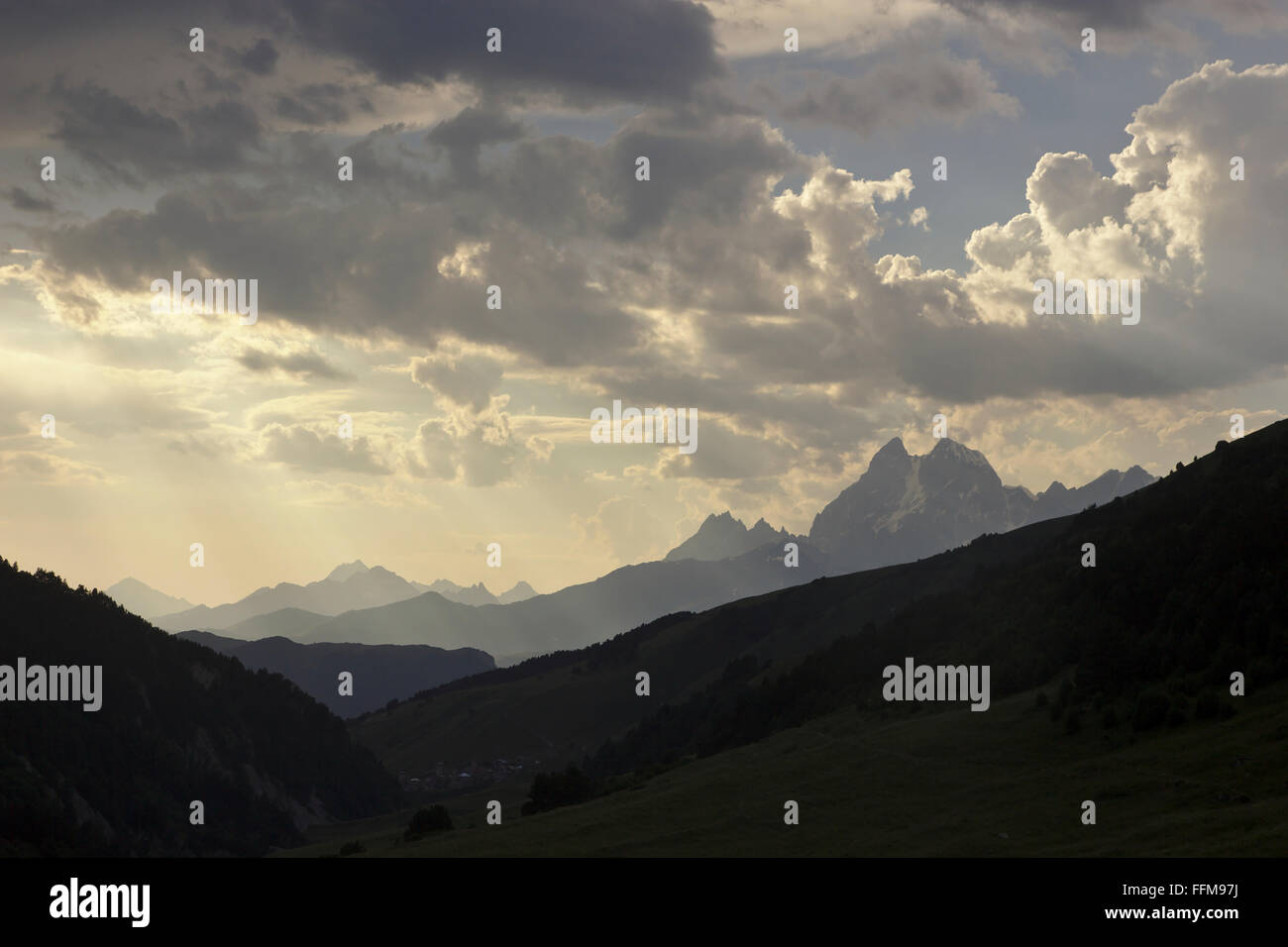 Les faisceaux lumineux et Ushba, à partir de la vallée près de Adishi, Mestia-Ushguli-Trek, Upper Svaneti, Géorgie Banque D'Images