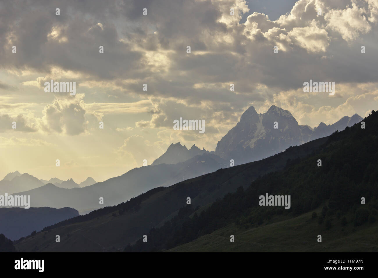 Lumière du soir avec Ushba, à partir de la vallée près de Adishi, Mestia-Ushguli-Trek, Upper Svaneti, Géorgie Banque D'Images