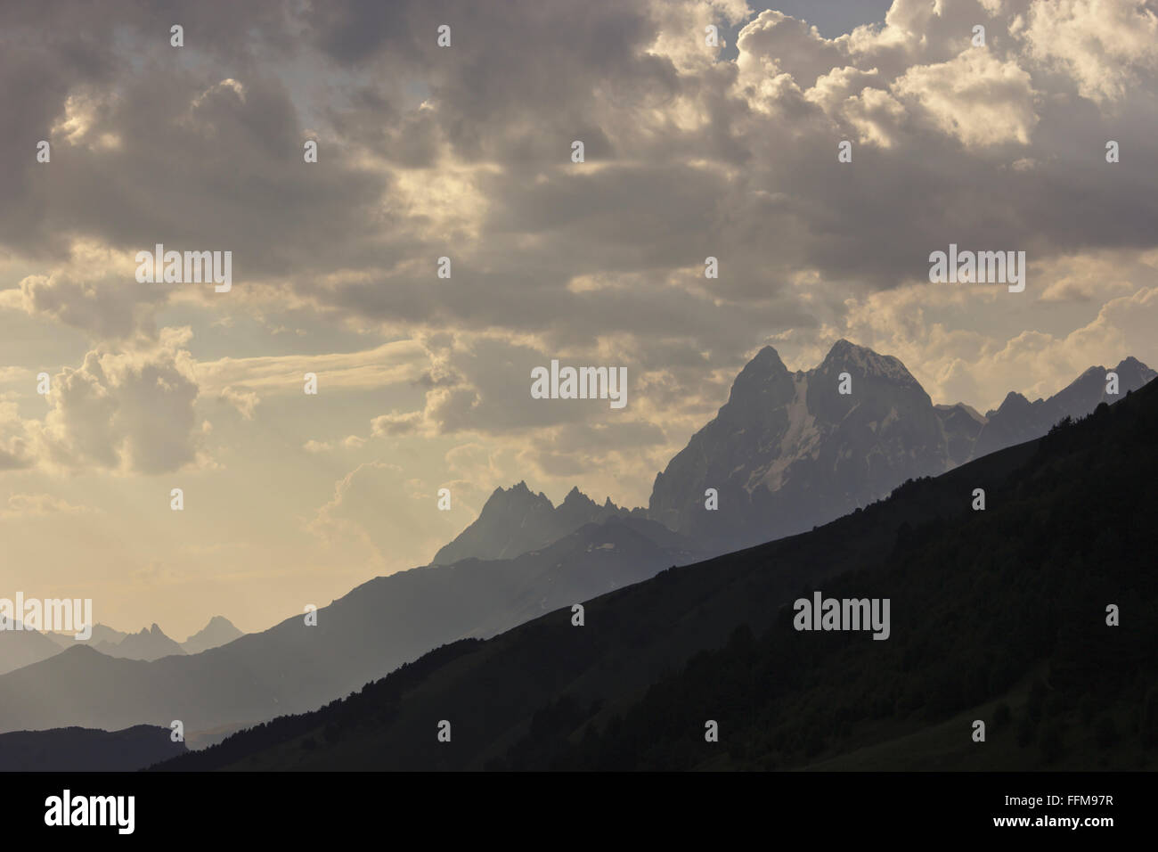 Lumière du soir avec Ushba, à partir de la vallée près de Adishi, Mestia-Ushguli-Trek, Upper Svaneti, Géorgie Banque D'Images
