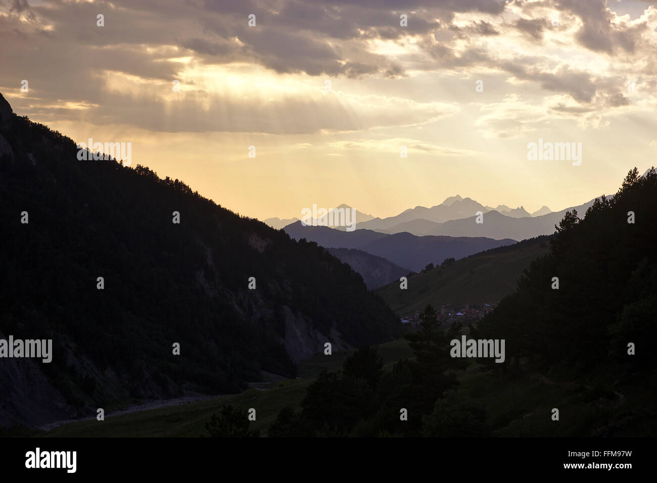 Les faisceaux lumineux, près de la vallée, Mestia-Ushguli Adishi-Trek, Upper Svaneti, Géorgie Banque D'Images