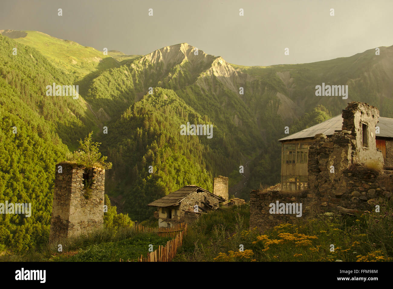 L'humeur du soir, les tours de défense du village Adishi, nuages, lumière chaude et arc-en-ciel. Mestia-Ushguli-Trek, Svaneti, Géorgie Banque D'Images