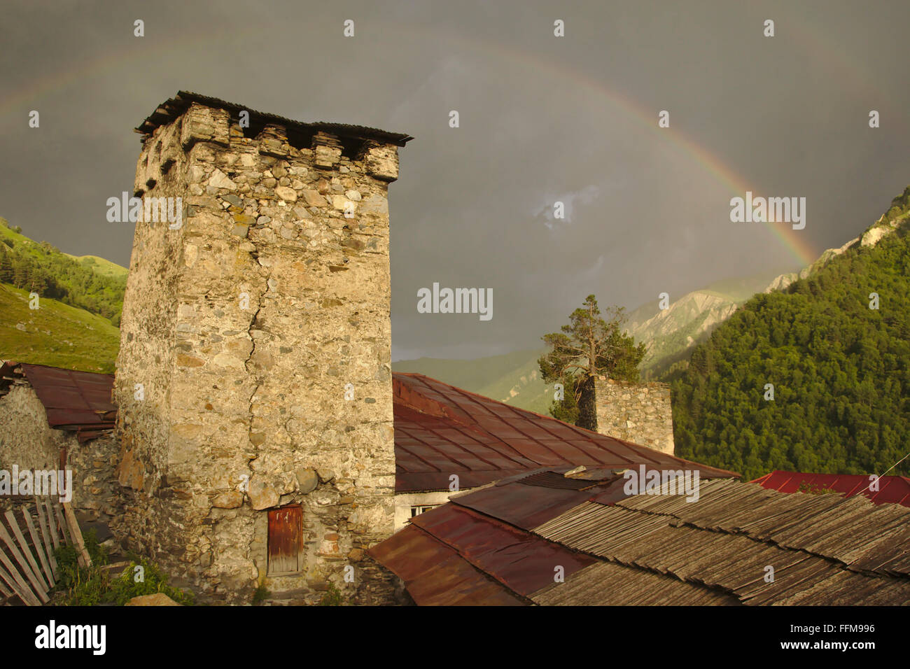 L'humeur du soir, les tours de défense du village Adishi, nuages, lumière chaude et arc-en-ciel. Mestia-Ushguli-Trek, Svaneti, Géorgie Banque D'Images