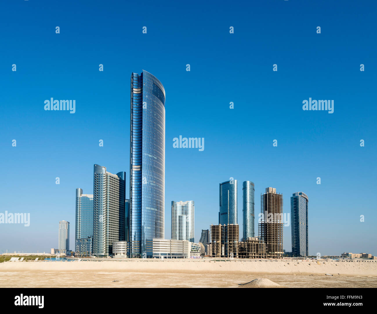 Vue sur les gratte-ciel modernes en construction au nouveau quartier d'affaires appelée Ville des Lumières sur Al Reem Island dans l'unité d'Abu Dhabi Banque D'Images