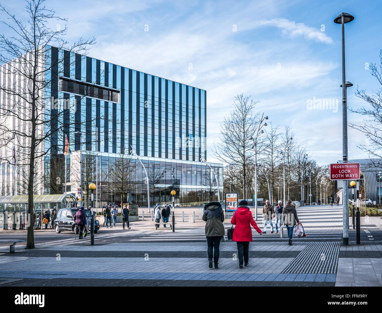 Passage piétons, Corby town centre, avec le cube à l'arrière-plan. Banque D'Images