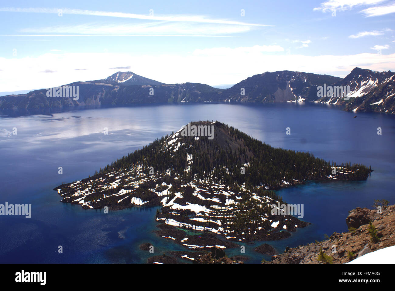 Le lac du cratère, Caldera Lake dans l'Oregon State, formé autour de 7700 ans, par effondrement volcanique, deux îles avec des arbres Banque D'Images