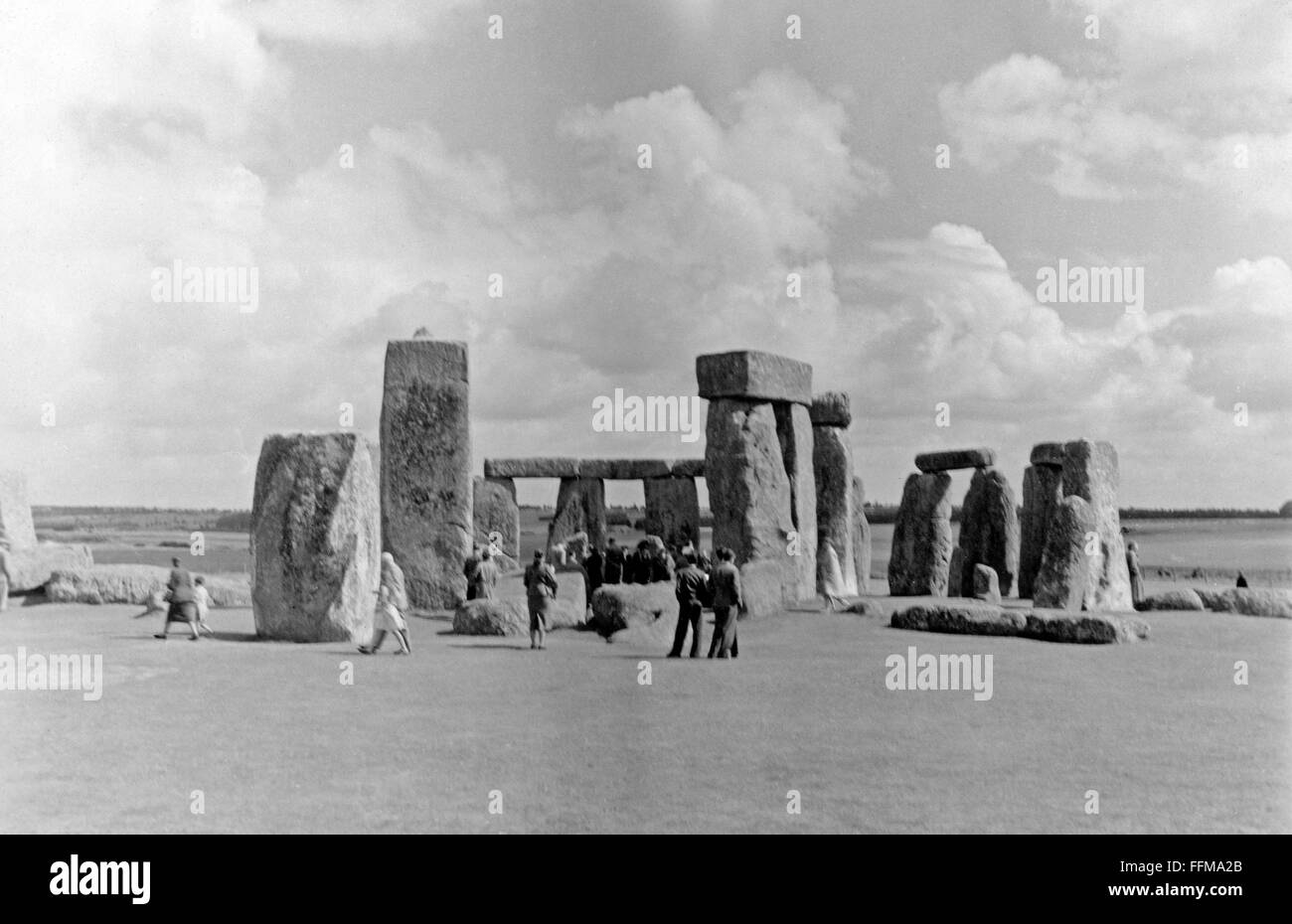 Visiteurs marche autour de Stonehenge en Angleterre, Royaume-Uni au milieu des années 50. Banque D'Images